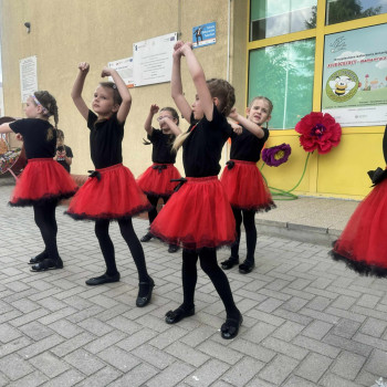 Festyn rodzinny- grupa dzieci podczas występu tanecznego