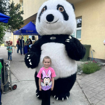Festyn rodzinny- zdjęcie z misiem pandą