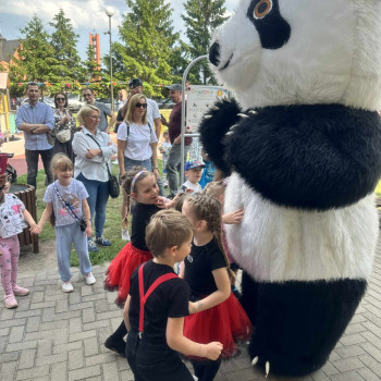Festyn rodzinny- zdjęcie z misiem pandą